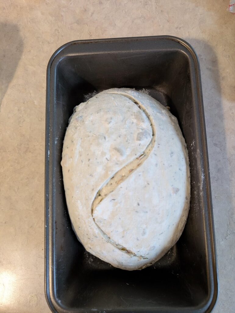 Green olive and thyme sourdough bread 🫒