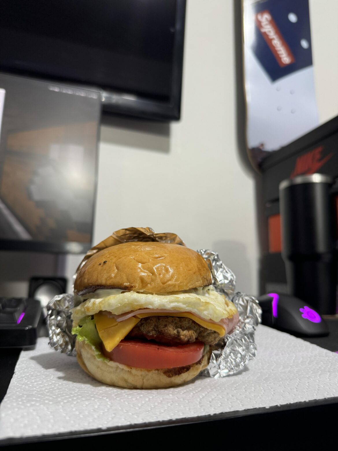 My mom sent me this homemade burger 🤩