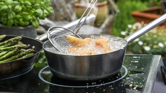 Deep frying involves submerging the food in hot oil, letting the high temperature cook the food quickly, creating a crispy layer outside while maintaining the softness inside. (Shutterstock)