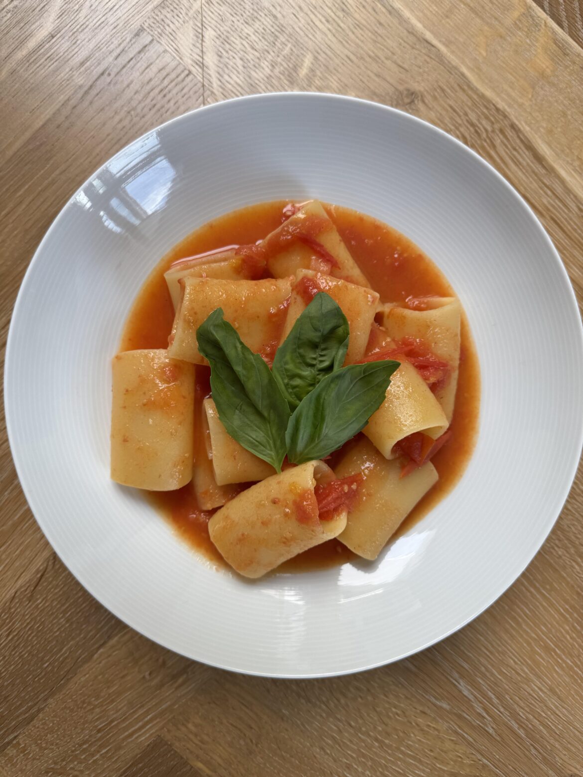 Paccheri with tomatoes, garlic, oil and basil
