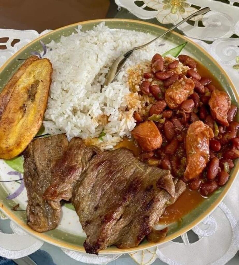 Where can I find arroz, porotos y plátano with carne or pollo guisado in Austin?