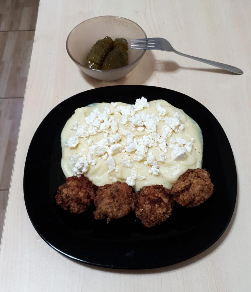 Taking advantage of a beautiful rainy day - creamy mashed potatoes with freshly ground 4 Seasons pepper and crumbled Telemea, meatballs and pickles.