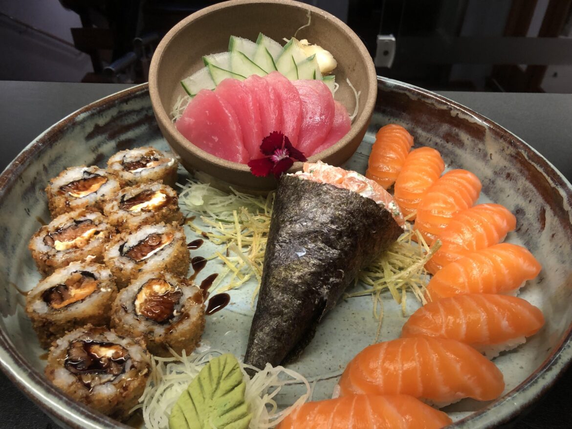 Sushi combo with temaki