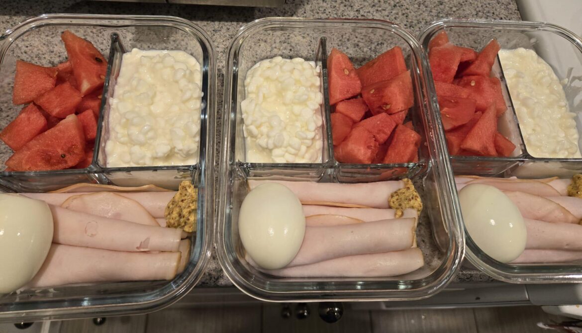 I try to eat this Monday-Wednesday and change it up the last 2 days of the work week. So far this lunch keeps me full and satisfied.