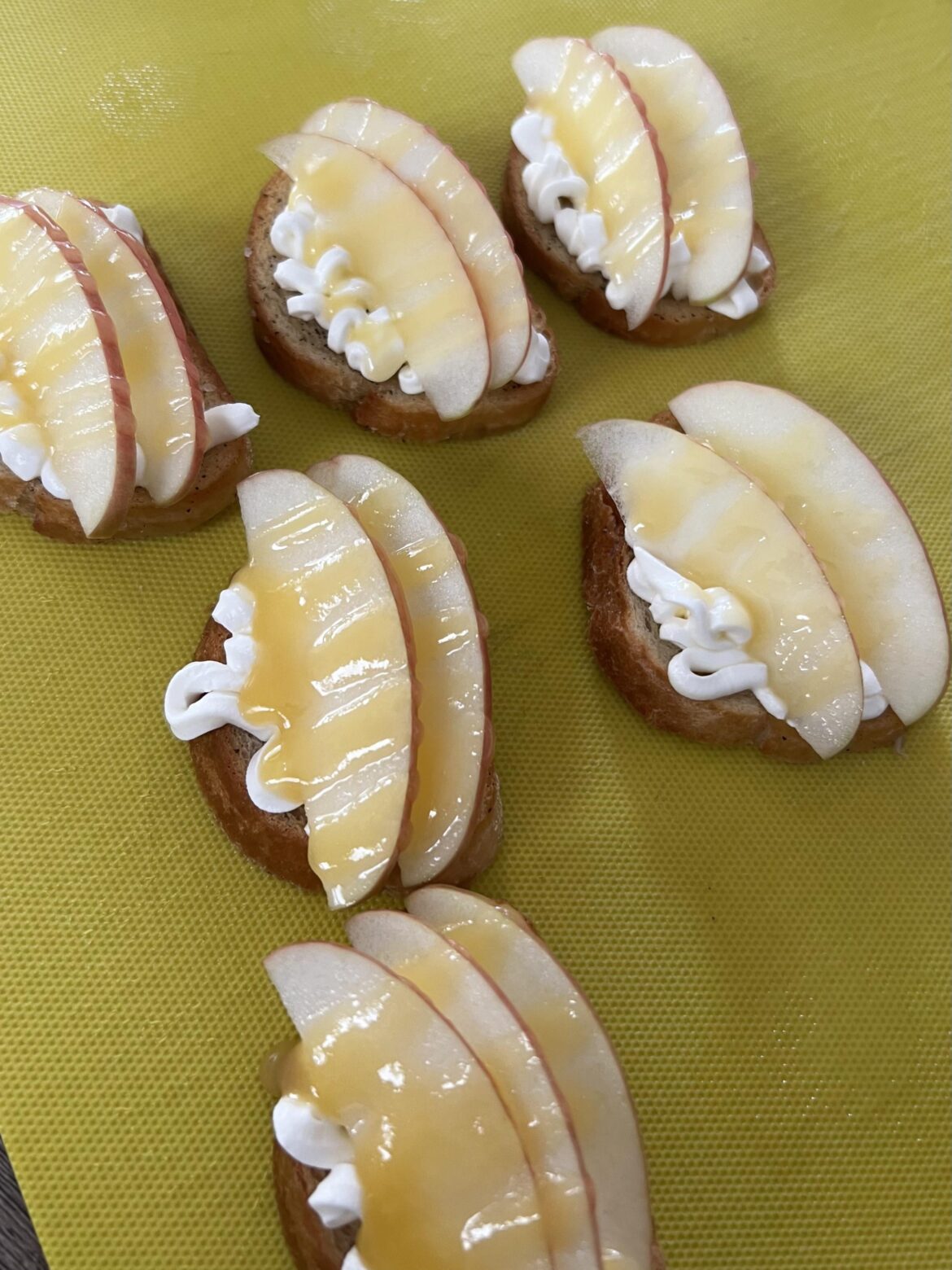 Honey crème fraîche & apple crostini’s