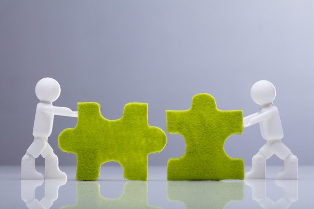 Side View Of Two Miniature Human Figures Solving Green Jigsaw Puzzles On Grey Background. Vinarchy has acquired two prominent South African wine brands, Flagstone and Kumala, furthering its strategic global expansion. The move follows its recent takeover of Pernod Ricard’s still wine portfolio and signals continued momentum for the Australia-based group.
