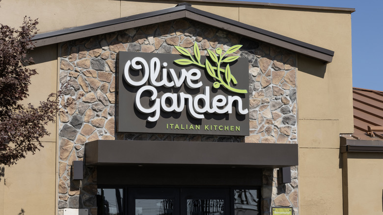 Olive Garden restaurant exterior sign