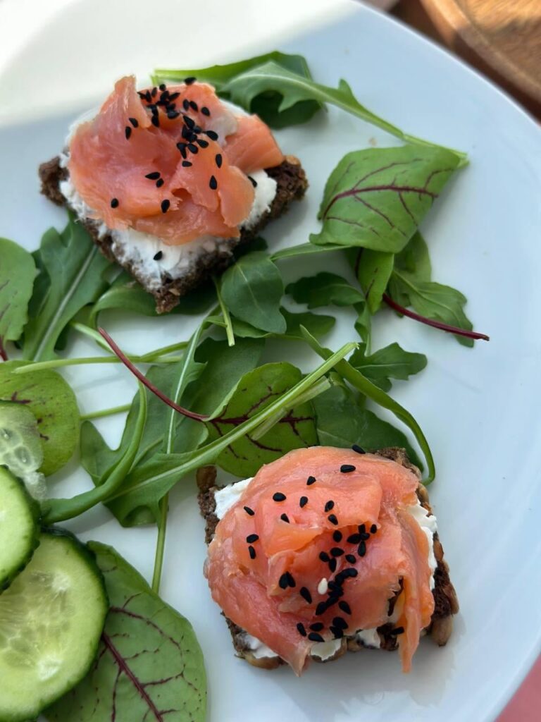[OC] Smoked salmon on rye bread with cream cheese, mixed greens and cucumber slices