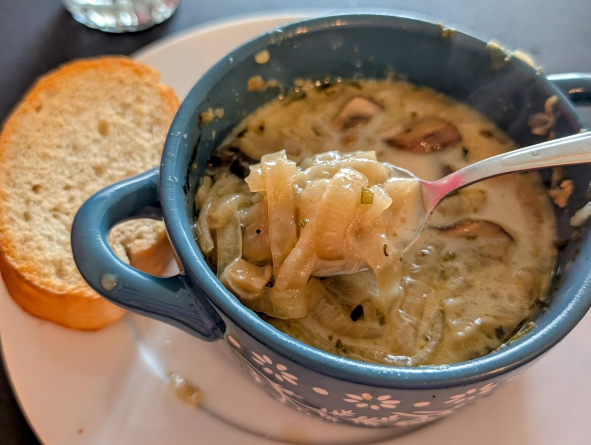 Husband made me cream of onion soup! This is my second bowl 🍜🧅