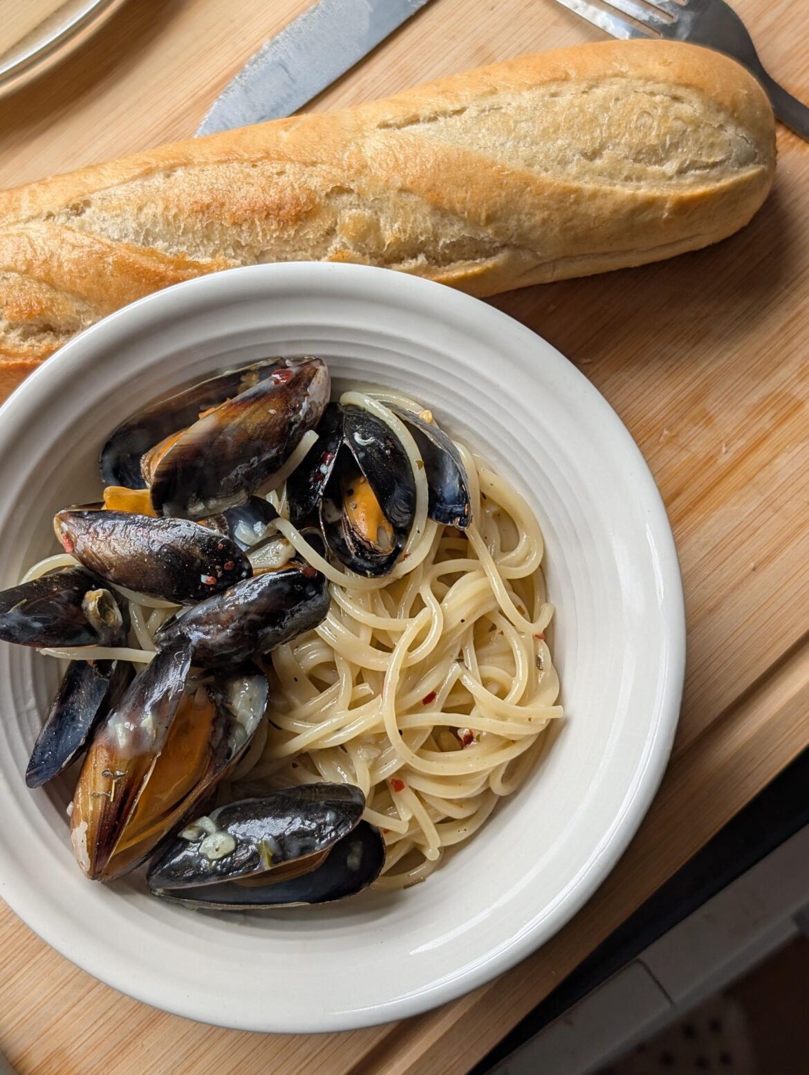 Made spaghetti with mussels in white sauce for lunch🍝 with aldi baguette 🥖