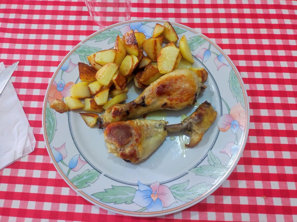 Chicken legs and roasted potatoes 😋🍗