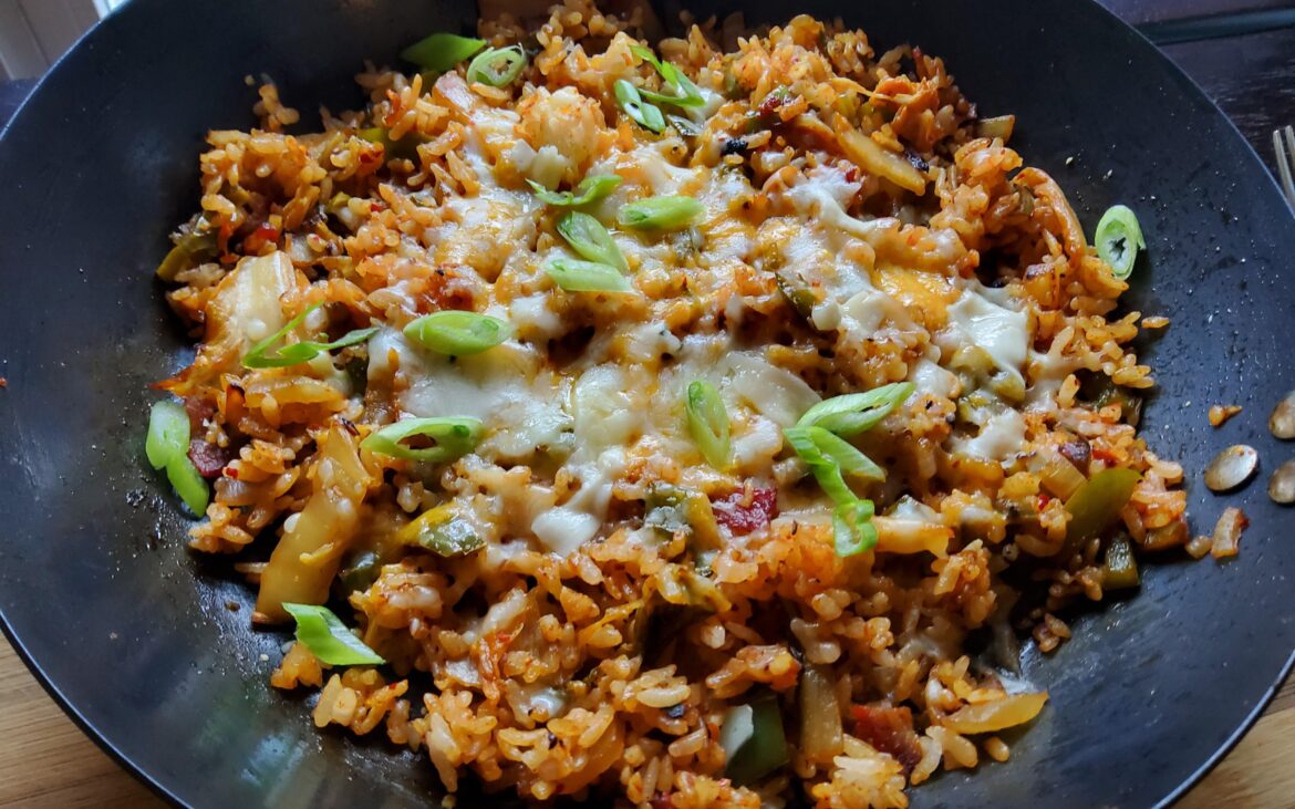 Extra crispy kimchi fried rice top with cheese. [Oc]