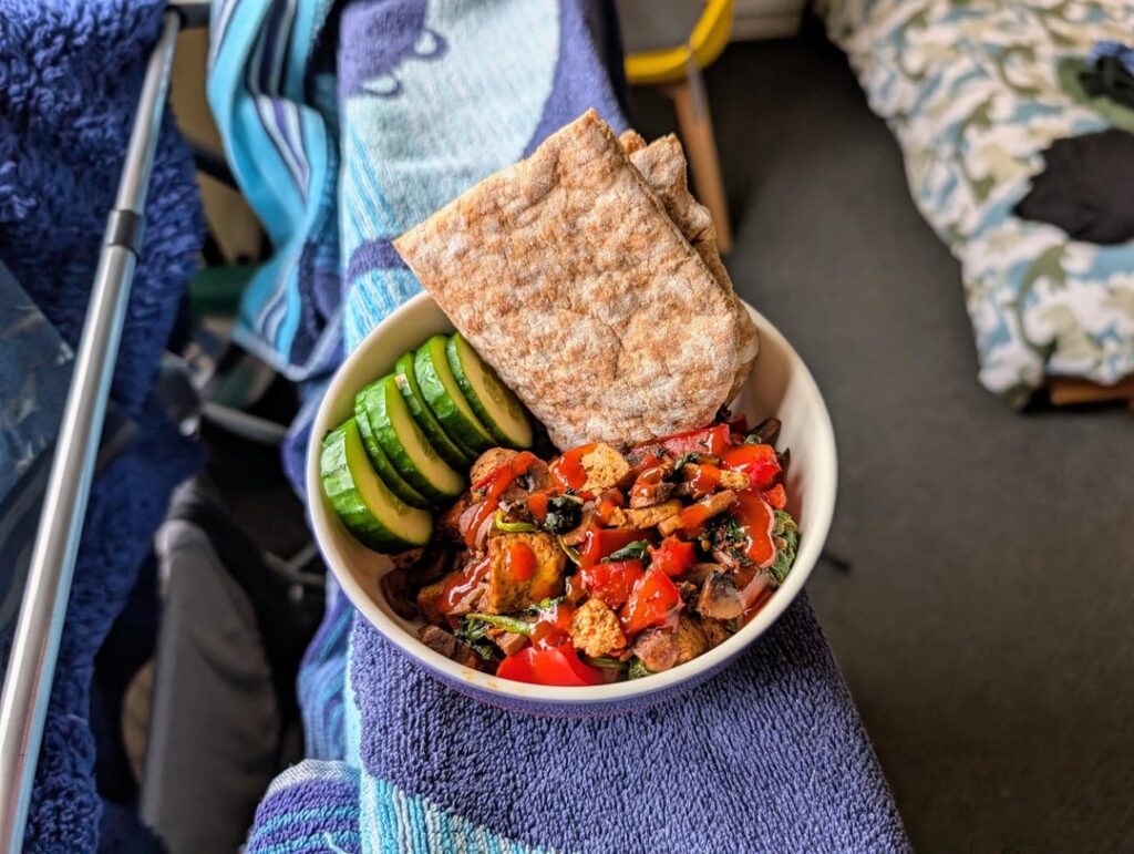 Harissa tofu & veg with pitta and cucumber 🫑 🍄 🥒