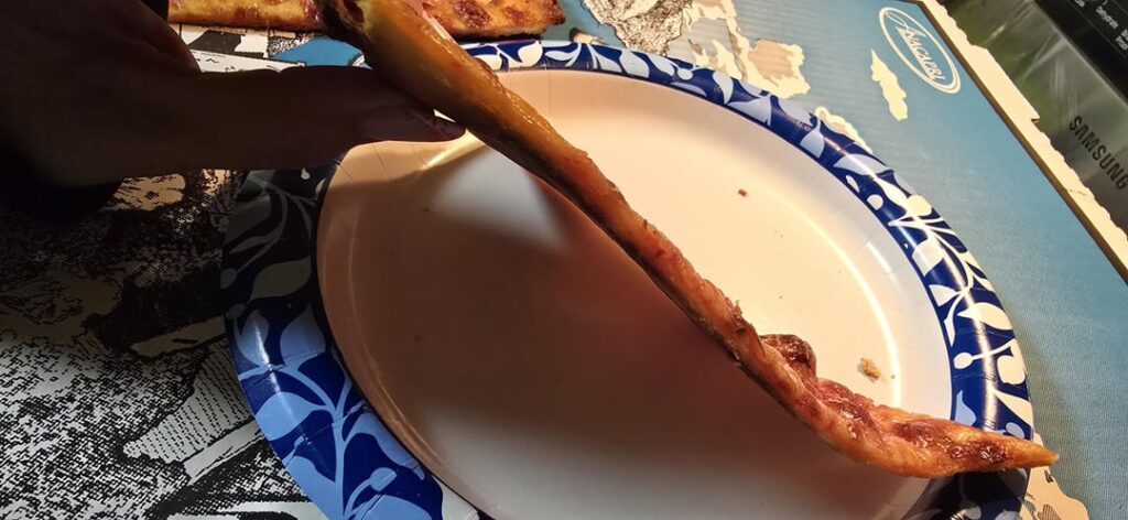 Plain thin crust pizza. ~220 calories maybe? How off am I?