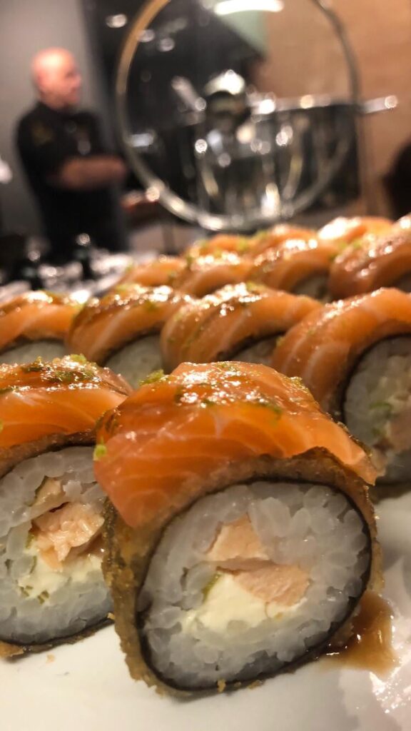 Salmon hossomaki hot roll