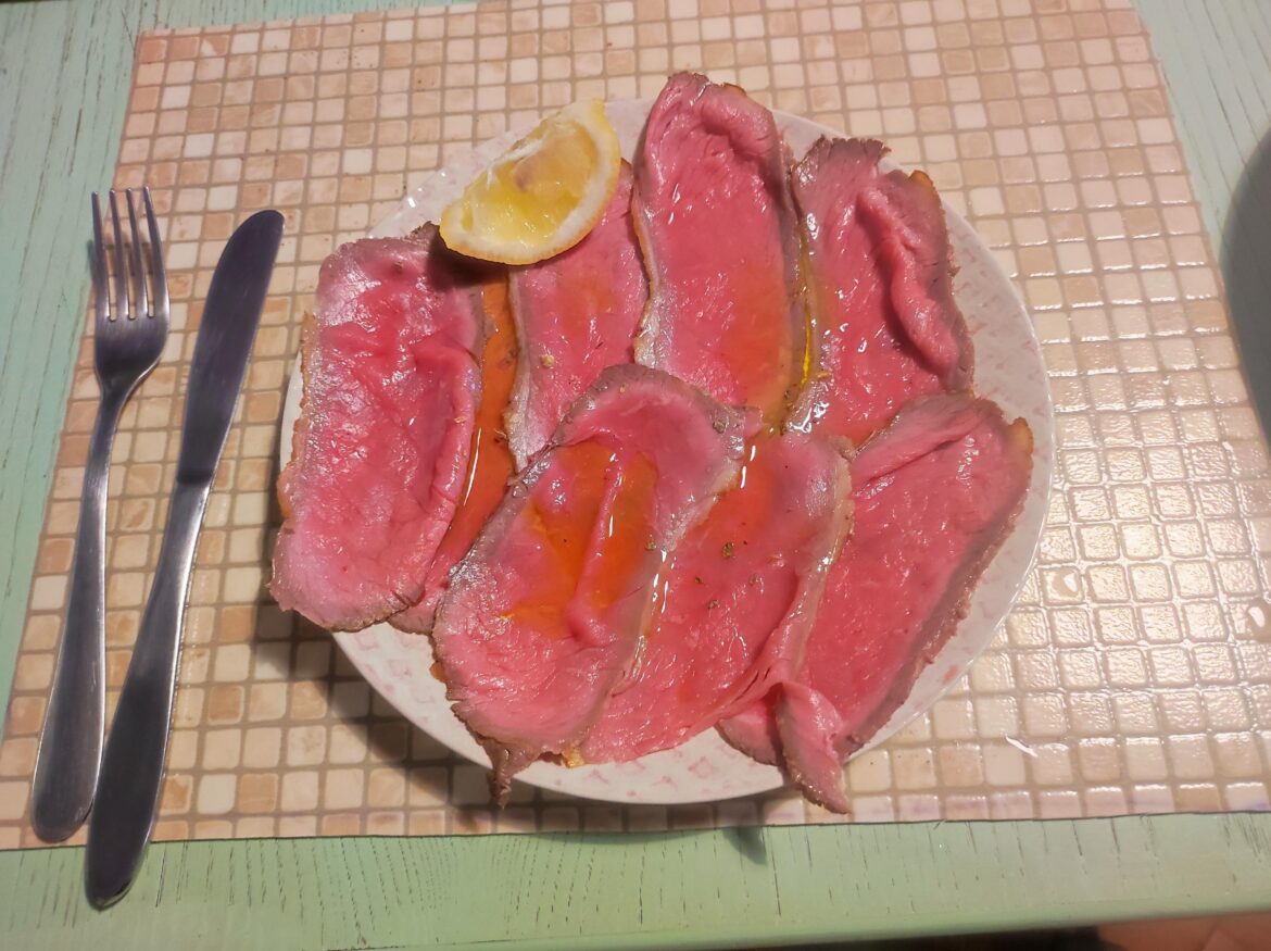 Simply & delicious: roast beef with olive oil, lemon and grated pepper