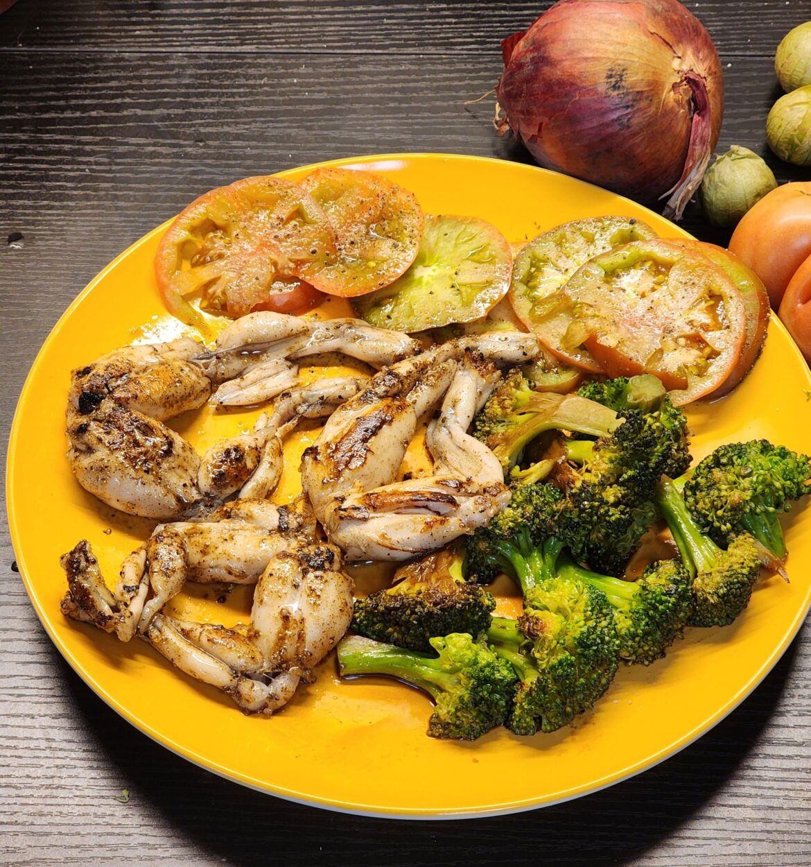 Frog's Legs are an amazing protein if you can get them, this was 200 grams for just ~150 calories. Whole plate, ~260 calories including cooking oil.