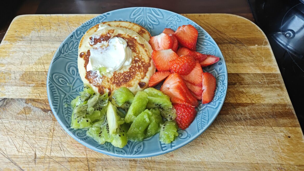 Protein pancakes, mascapone, strawberries and kiwi