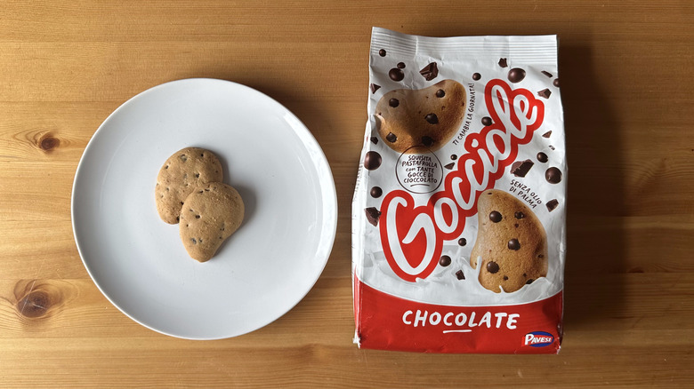 Pavesi Gocciole Chocolate Cookies on wooden table