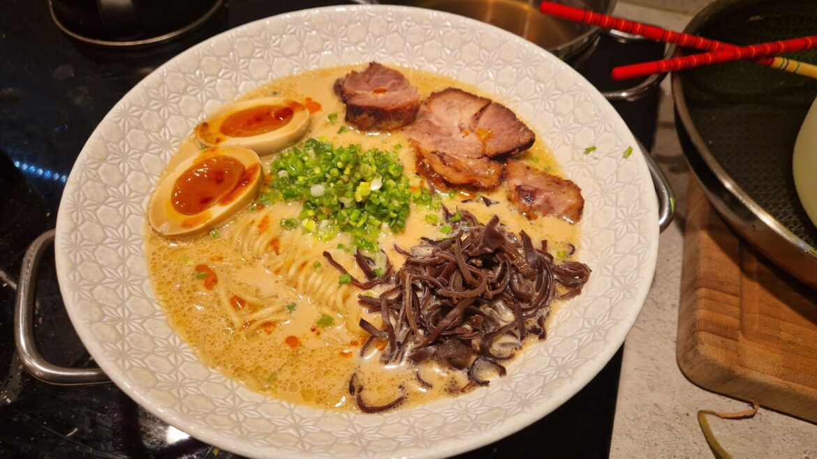 I seriously can't help myself to stop cooking this Tonkotsu.