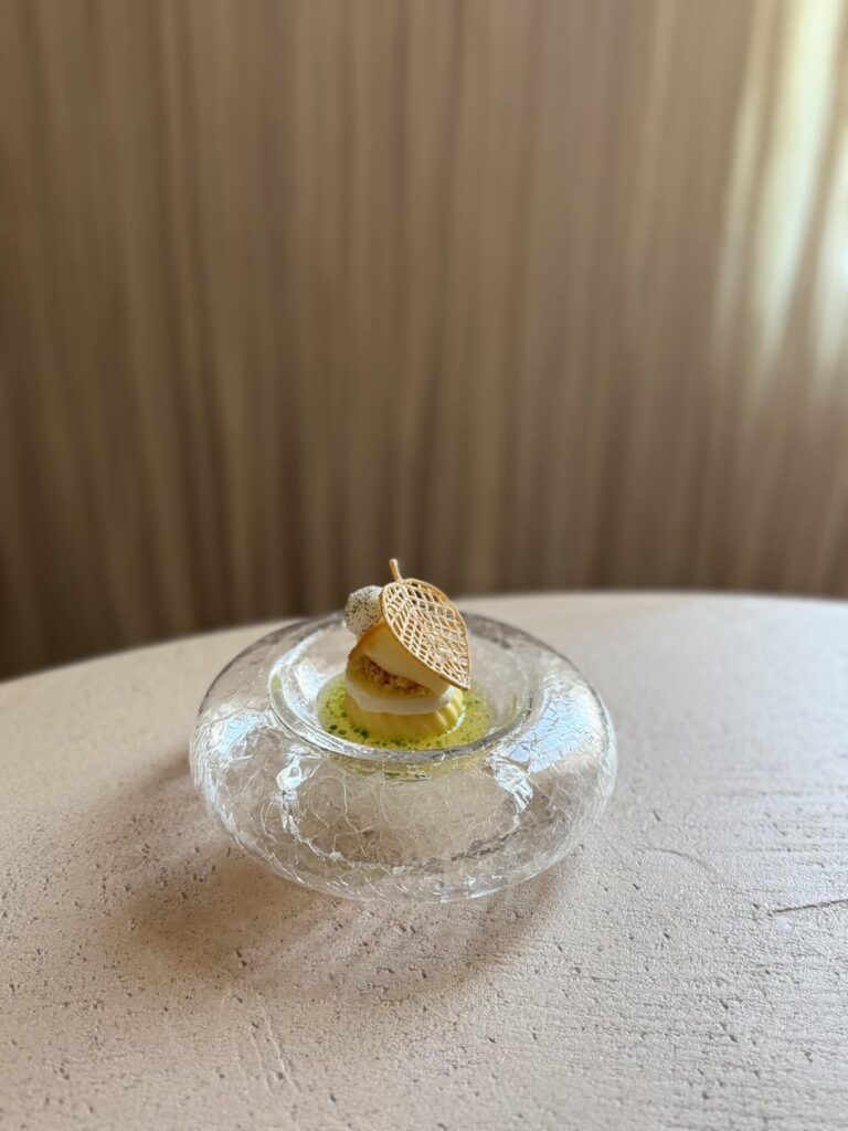 Yuzu, bergamot, vanilla, lemon balm
