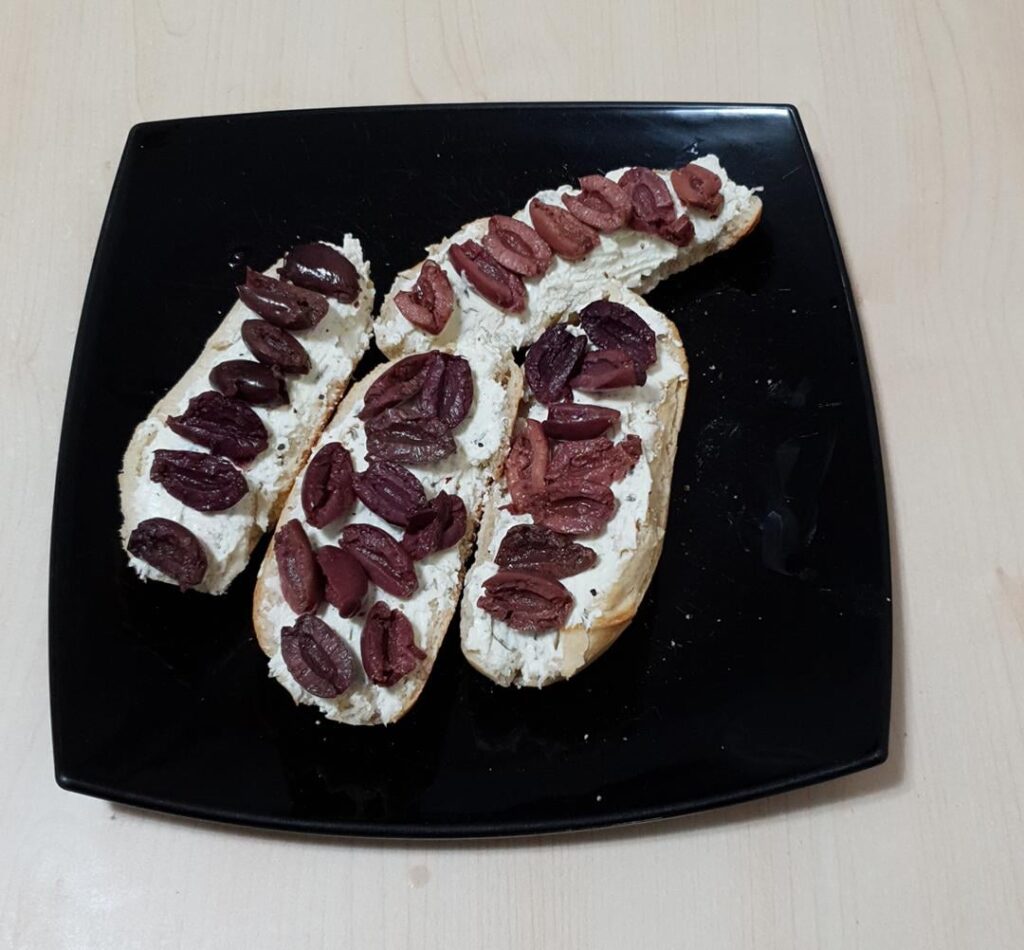 1. Mini baguettes, cream cheese with scallions, freshly ground 4 Seasons pepper and Kalamata olives. 2. Mezzelune with Parmigiano Reggiano in garlicy pasta sauce and some chopped ham on top.