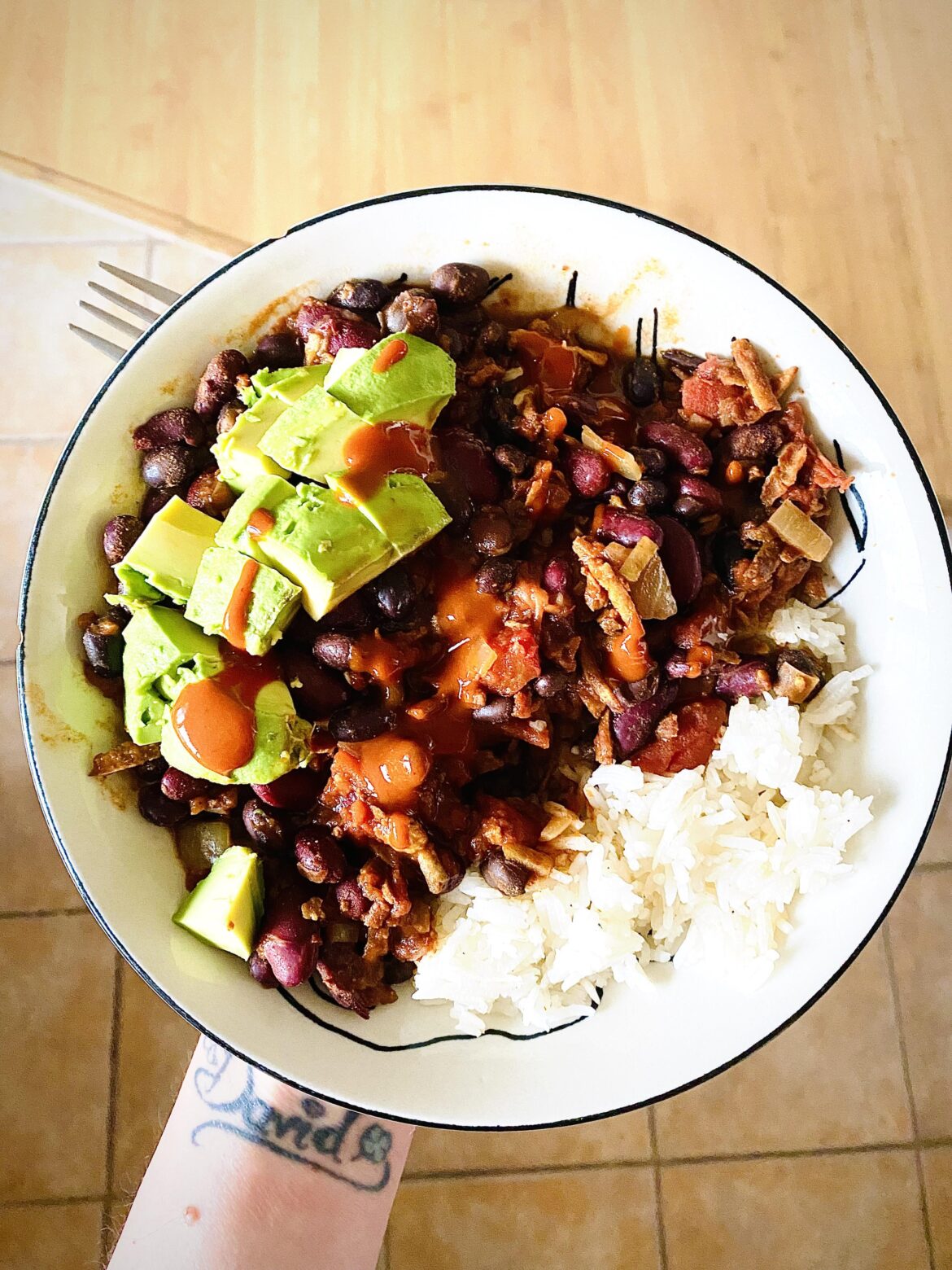 Chili con tofu : 547 kcal, 34g of protein, 20g of fiber