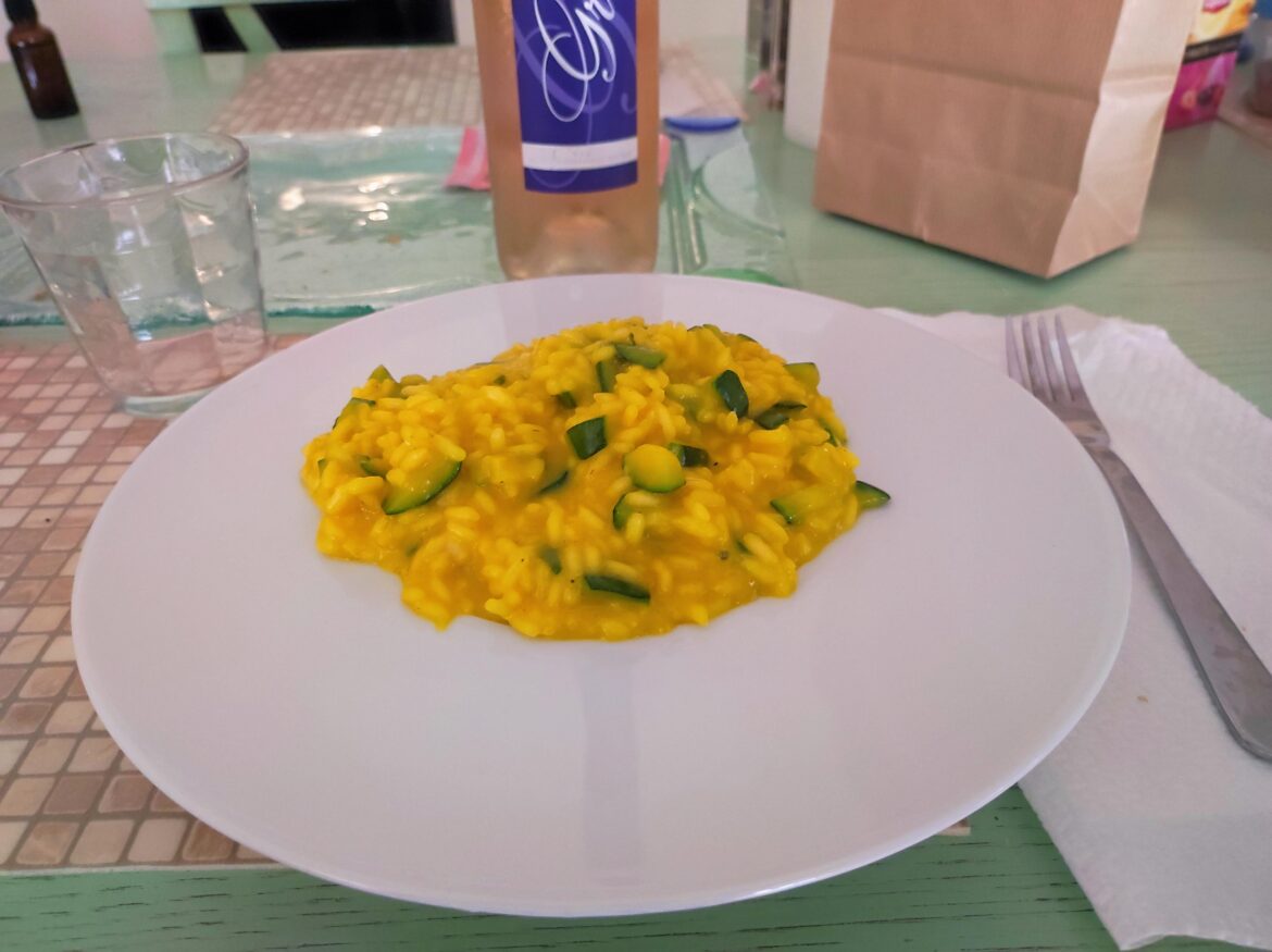 Simply and delicious: risotto with saffron and zucchini.