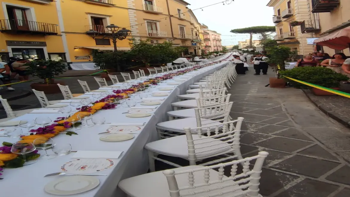 A 300-meter table in the street with the cuisine of great chefs: Massa Lubrense celebrates the Mediterranean diet and the gastronomy of the Sorrento peninsula
