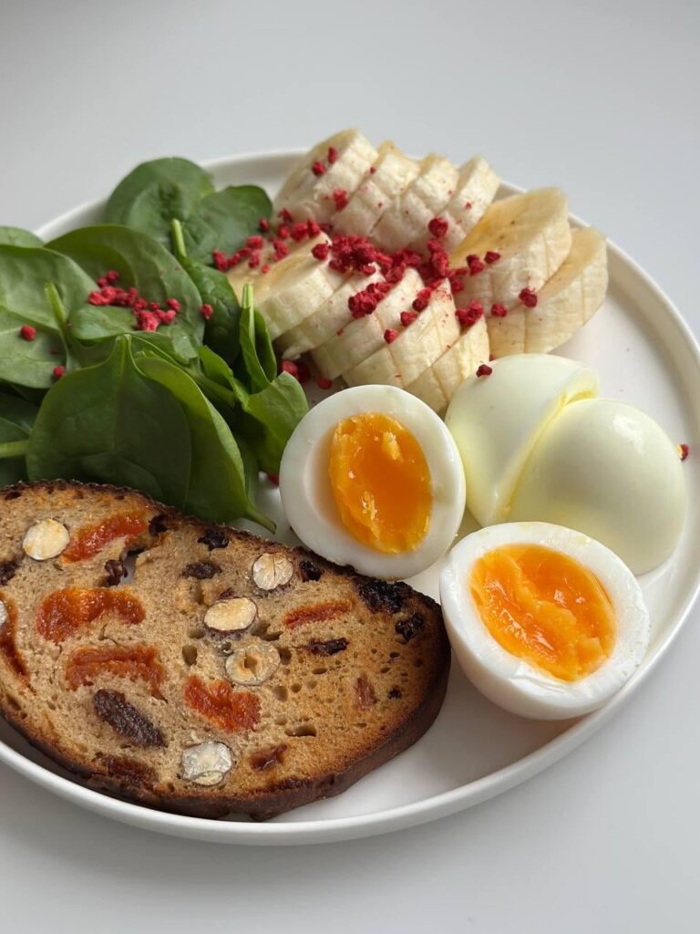 [OC] Soft boiled eggs, banana, spinach and fruit & nut bread