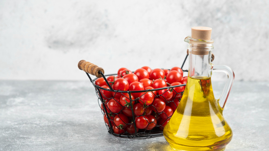 Tomatoes and olive oil are one such pair that boosts your nutritional absorption.(Freepik) Tomatoes and olive oil are one such pair that boosts your nutritional absorption.(Freepik)