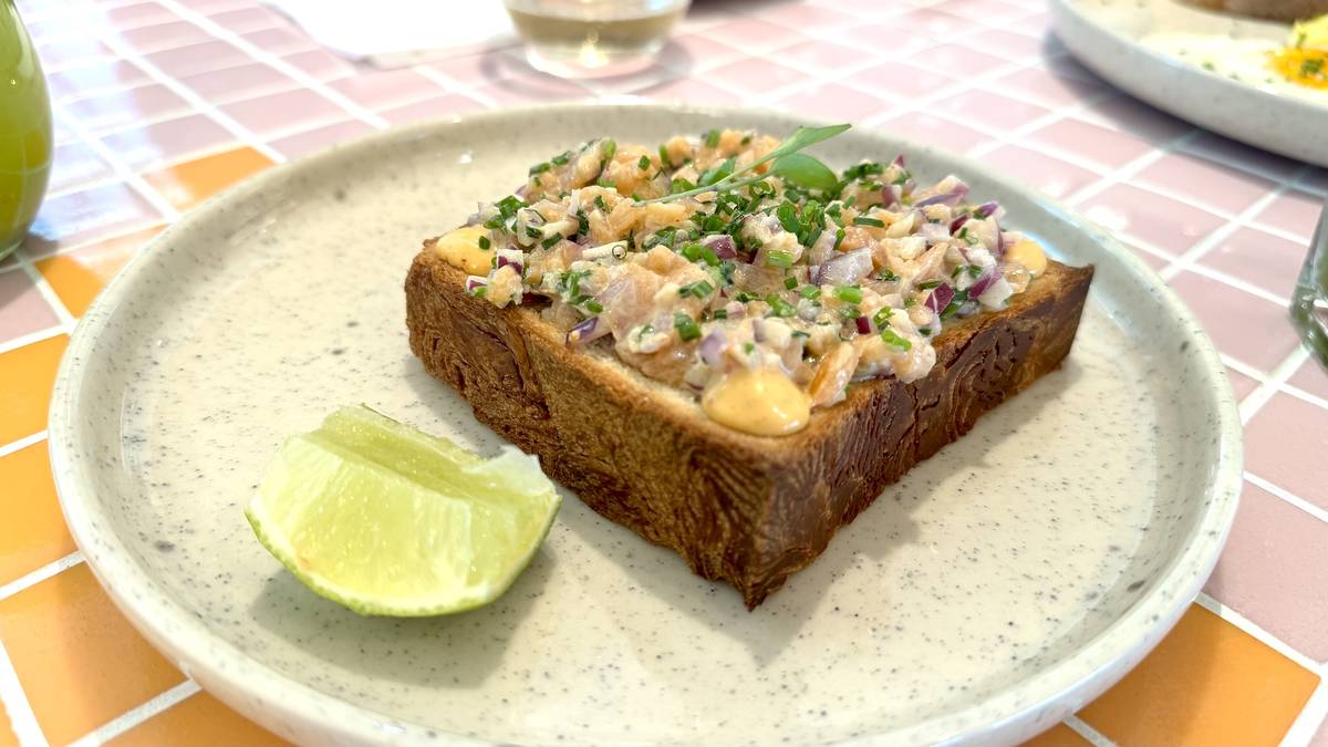 Tosta de pão brioche com salmão, cebola roxa picada, cebolinho e kimchi