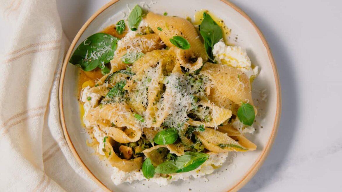 Shells with zucchini, peas and pecorino