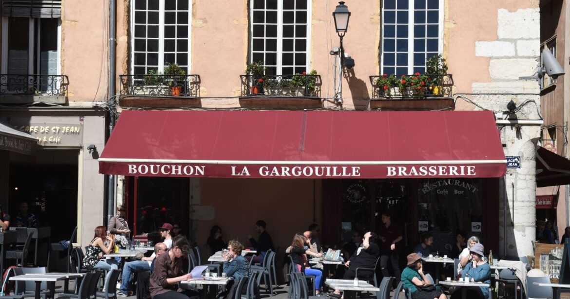 Drop that fork! Why eating at your desk is banned in France