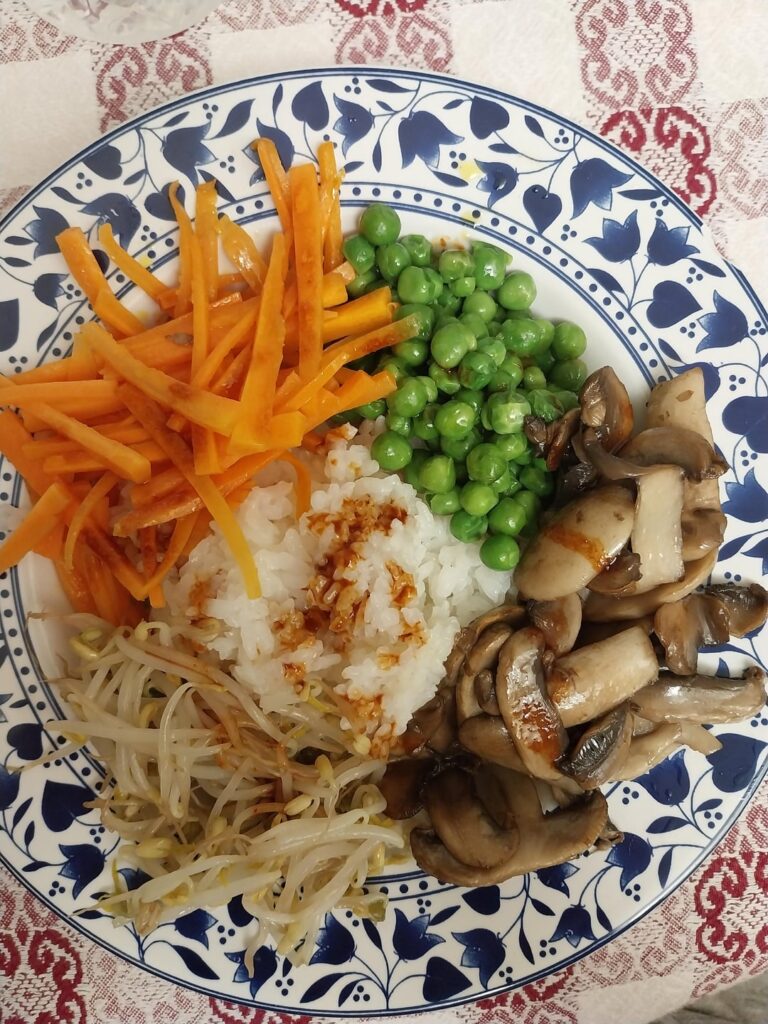 Tonight's what's-in-the-fridge bibimbap 🍚