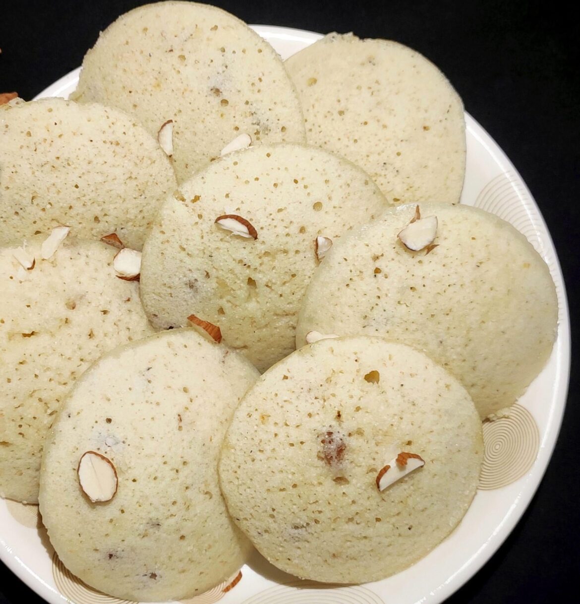 Instant meethi rava idli