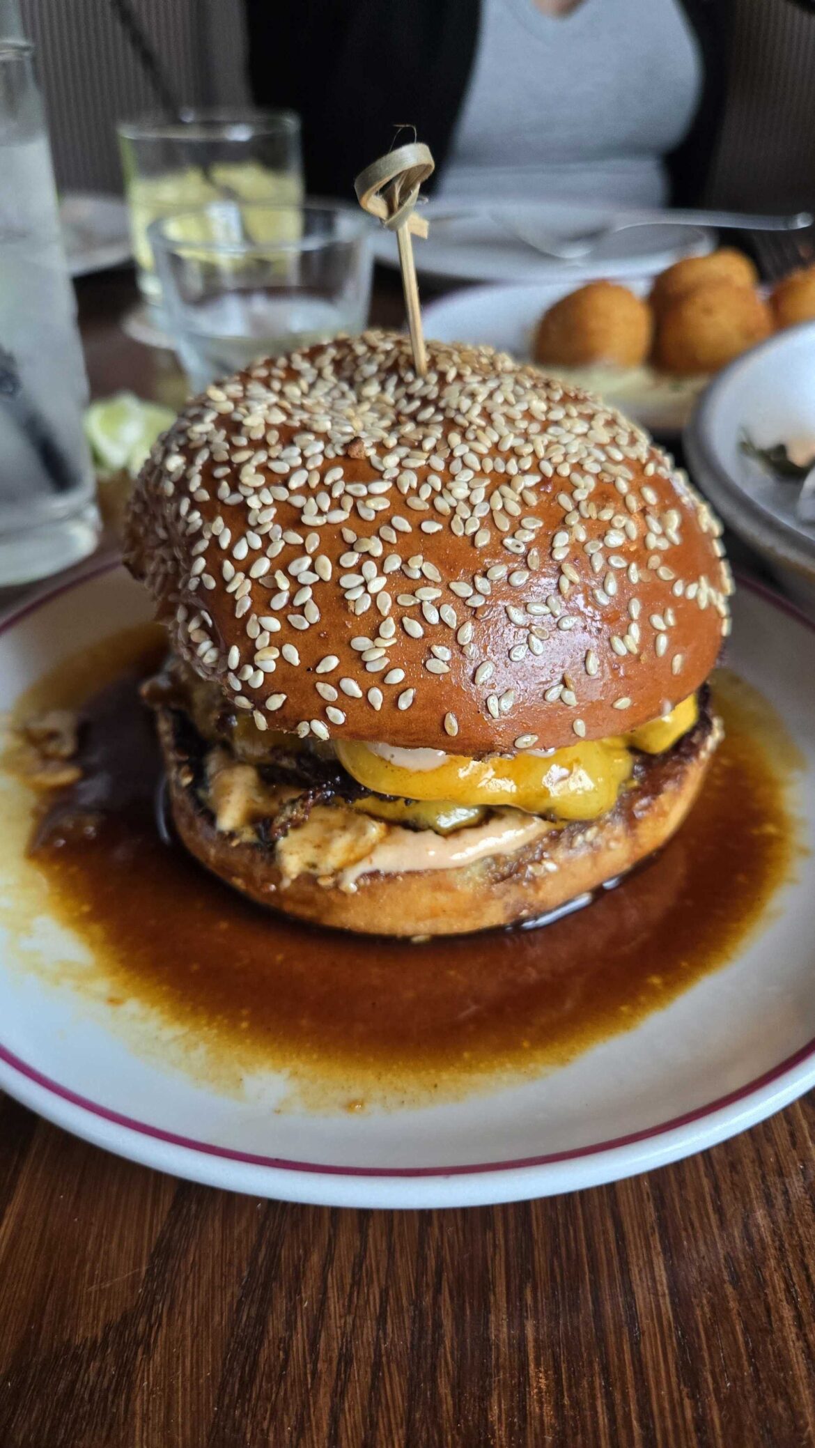 Happy hour @ Simonette, Culver City - their $10 burger was 💋🤌🏼