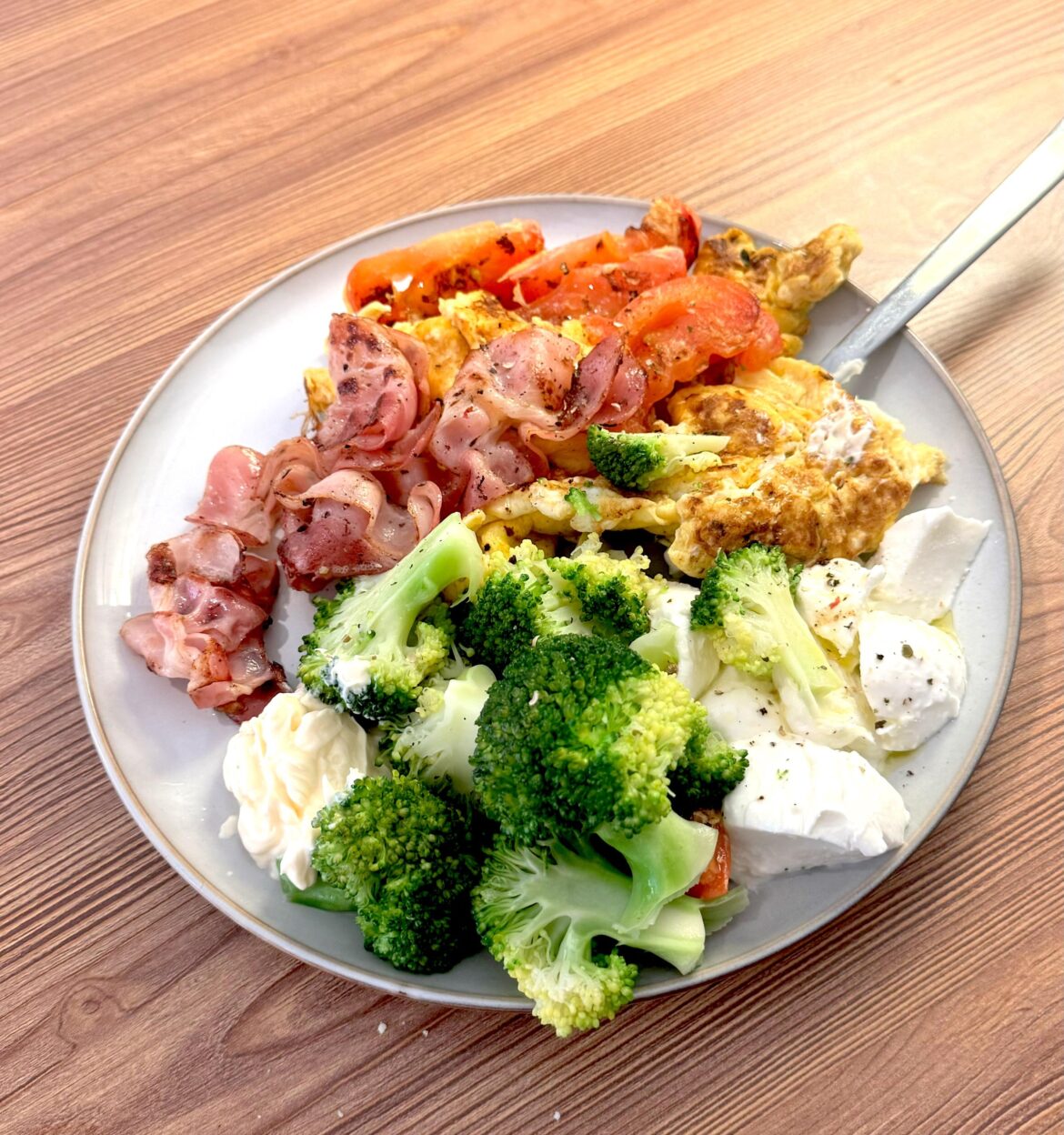 scrambled eggs with tomato, bacon , brocolli , mozzarella ball & mayonnaise
