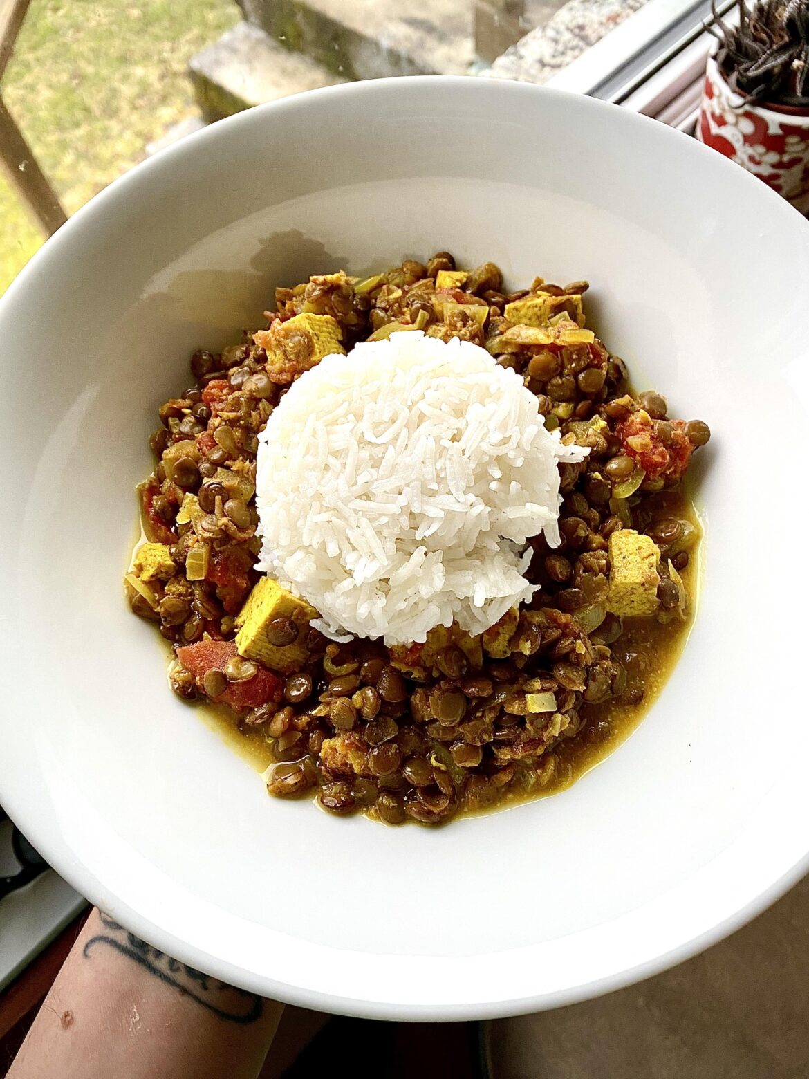 Lentils and tofu curry, 425 kcal, 25,3g of protein, 18g of fiber