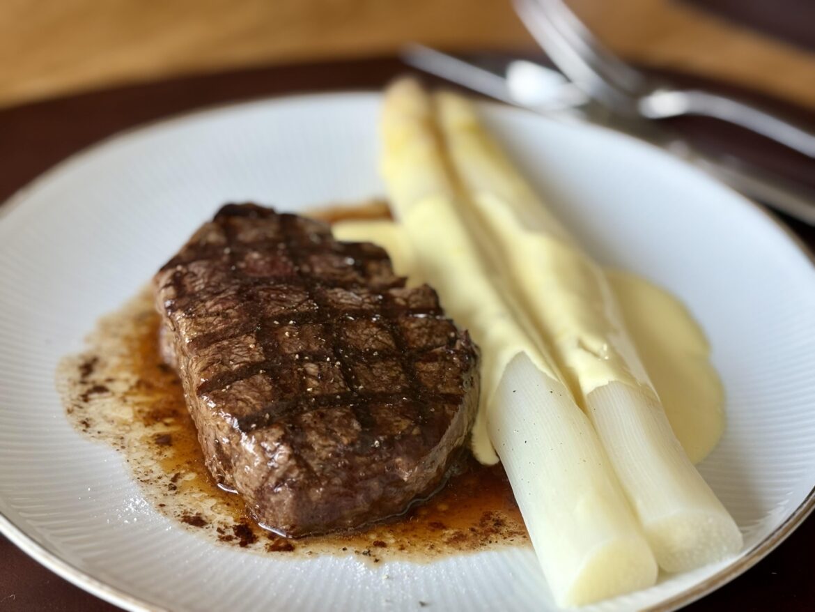 Spargelzeit - Steak, white asparagus & hollandaise