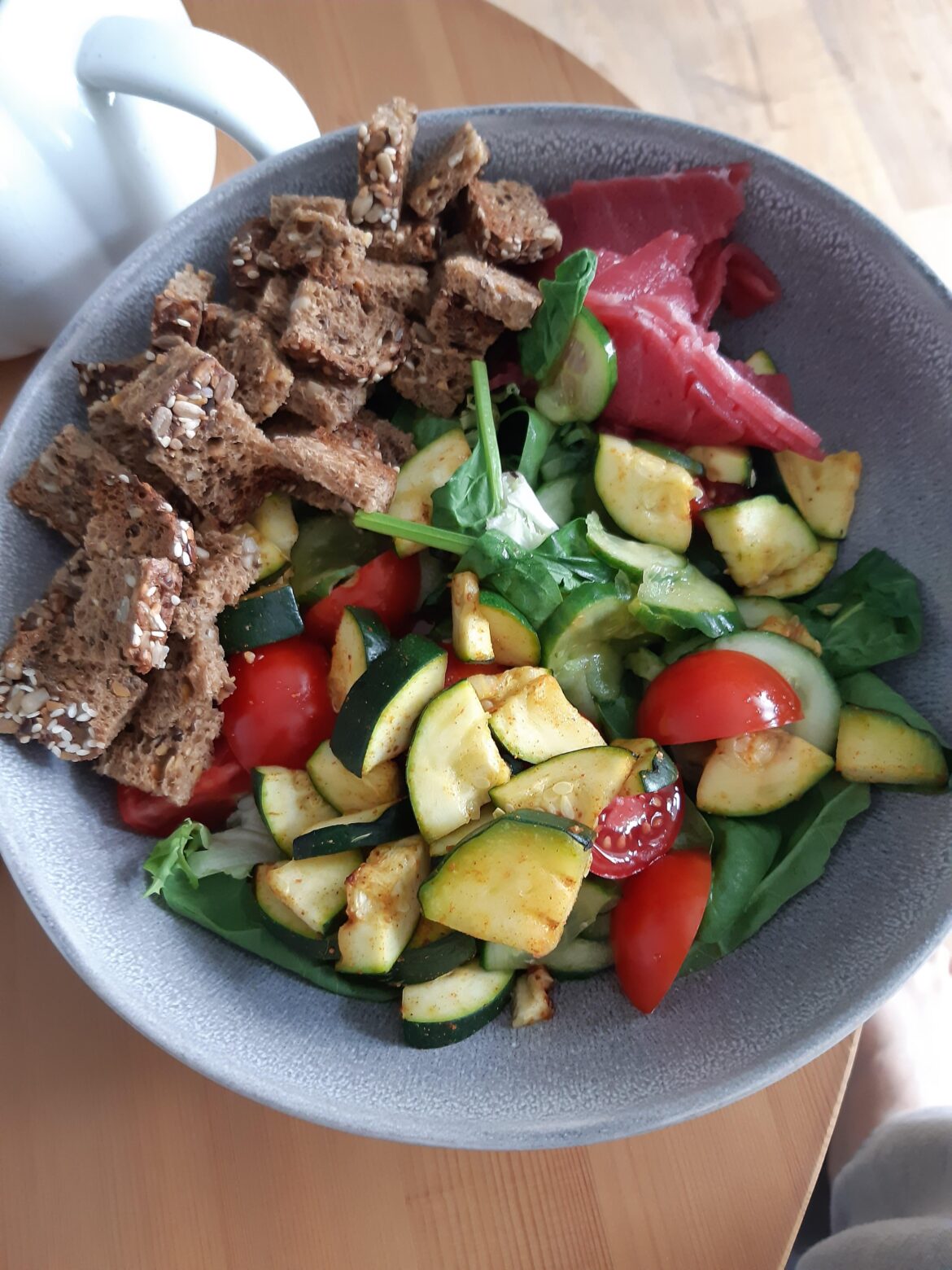 Breakfast salad (320 kcal). lettuce, spinach, cucumber, tomatoes, grilled zucchini, toasted protein bread and vegan bezmięsny tuna