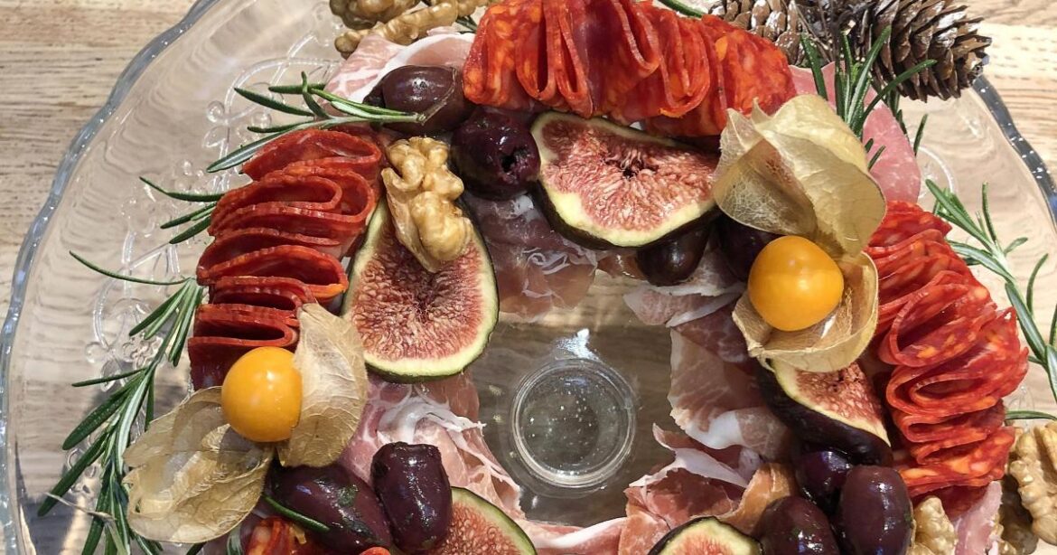 Christmas recipe: Brie, charcuterie and fruit wreath Christmas recipe: Brie, charcuterie and fruit wreath