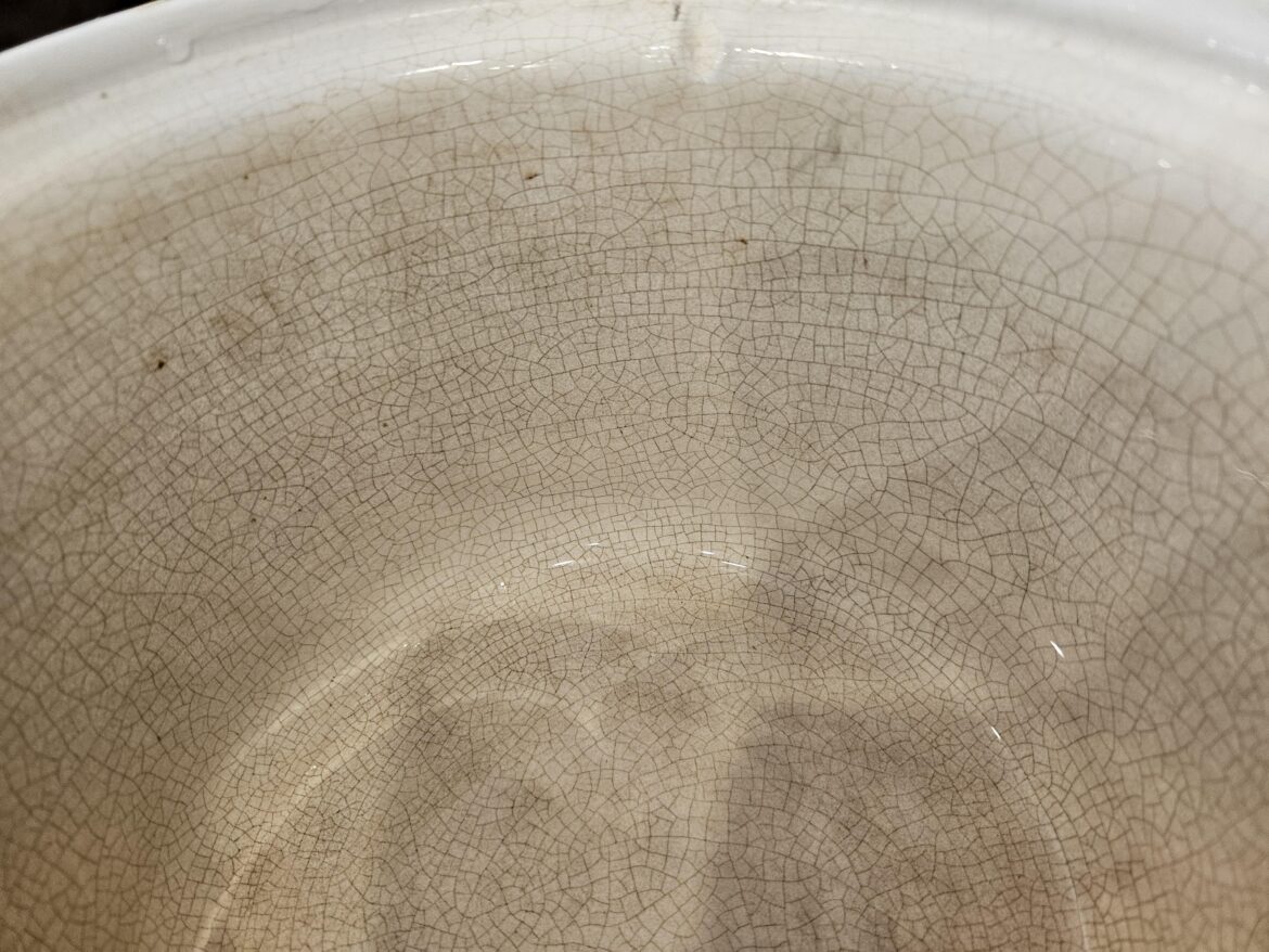 Are the cracks in this slow cooker of concern?