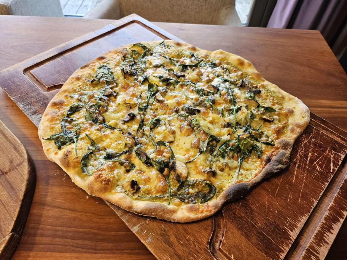 Alright, new trial since the vegan tofu pizza from yesterday is very controversial.  This is the pizza that I made for myself the same night:  Sauce of pesto, mayo, and garlic, roasted mushroom and onion, spinach, and extra cheese.