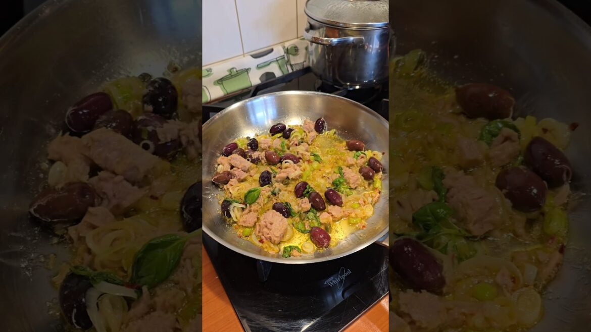 Linguine con tonno e olive/ Linguine with tuna and olives#shorts#food