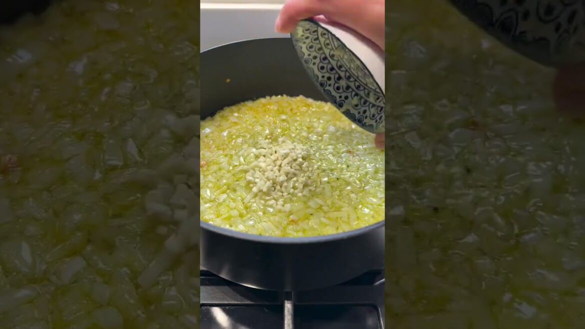 מנה לארוחה חגיגית של אורז עם צנוברים וירקות שנשארו במקרר, מתכון של עינב חקון התורם לצמצום בזבוז מזון