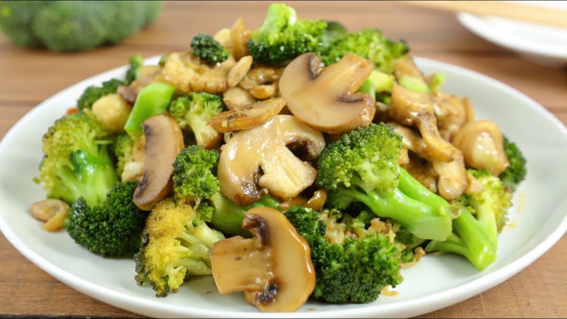 Brokkoli wurde noch nie so köstlich zubereitet! Brokkoli mit Champignons in Knoblauchsoße. Brokkoli wurde noch nie so köstlich zubereitet! Brokkoli mit Champignons in Knoblauchsoße.