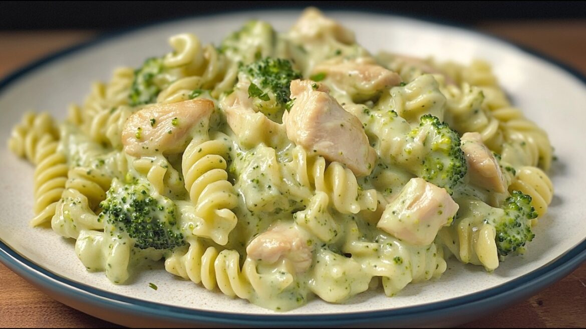 So delicious, you can't stop! Pasta with chicken and broccoli in a creamy sauce!