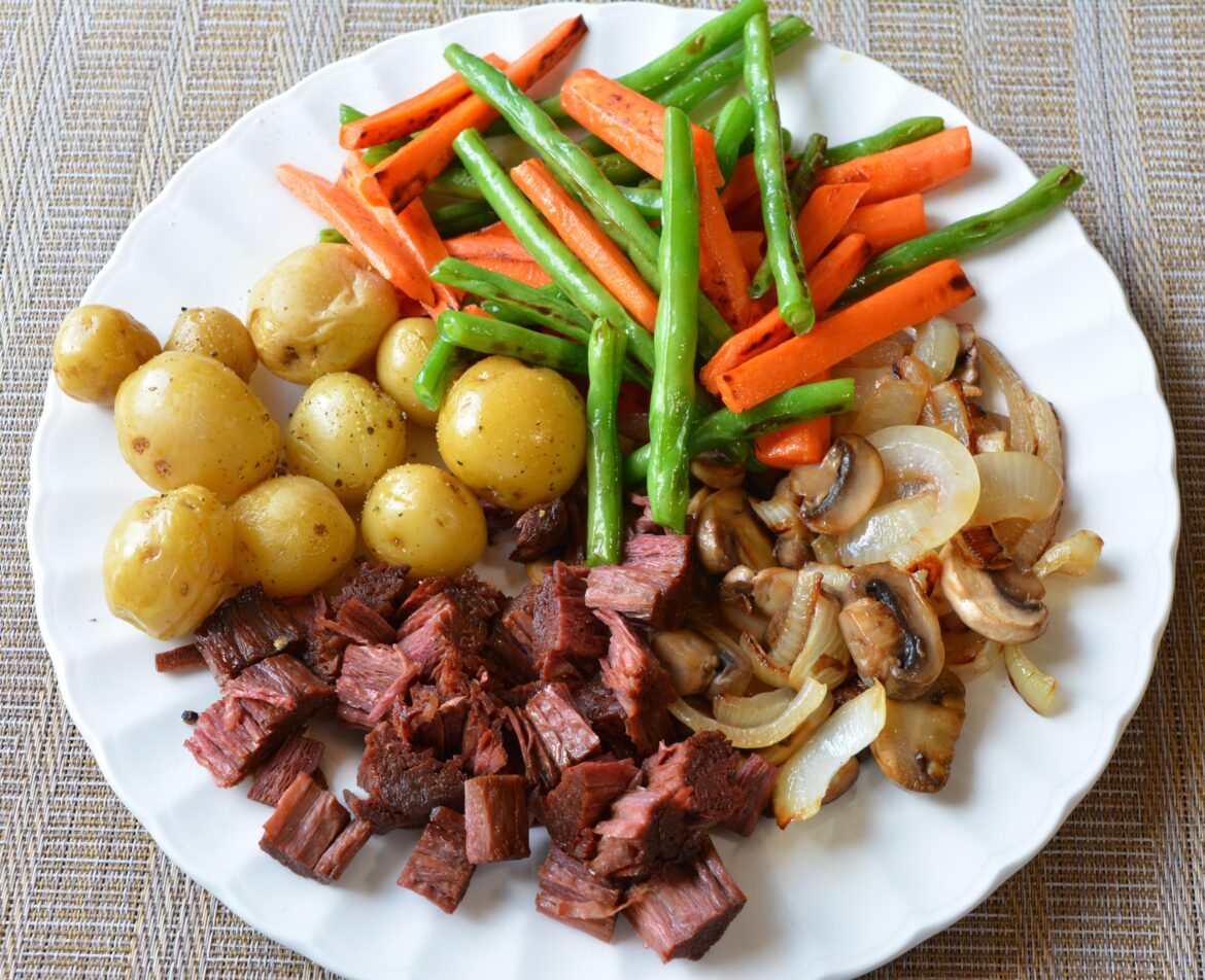 401 cal, 28 g protein. Vegan steak dinner with potatoes, green beans, carrots, mushrooms, onions.