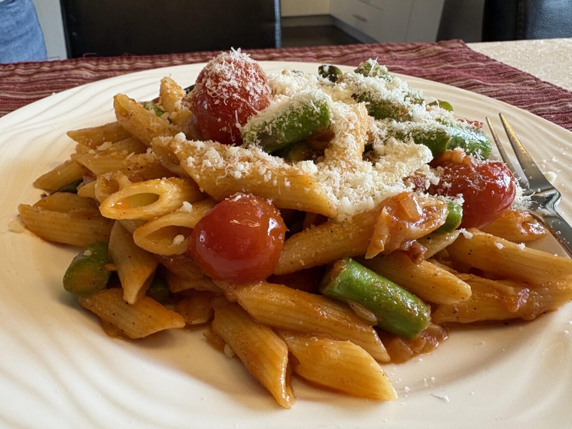Penne, asparagus, cherry tomatoes, garlic, onion, pancetta.